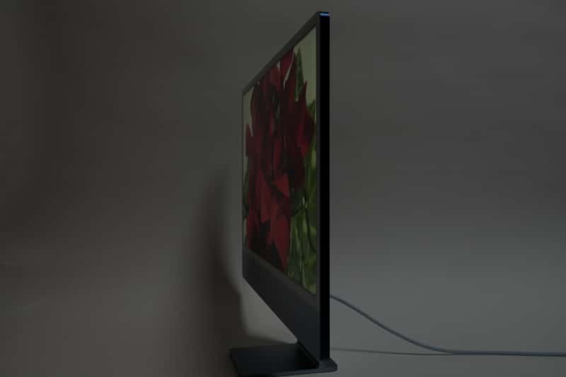 24型ディスプレイの視野角は広く、ほぼ真横からでも画面になにが映っているのか確認可能だ