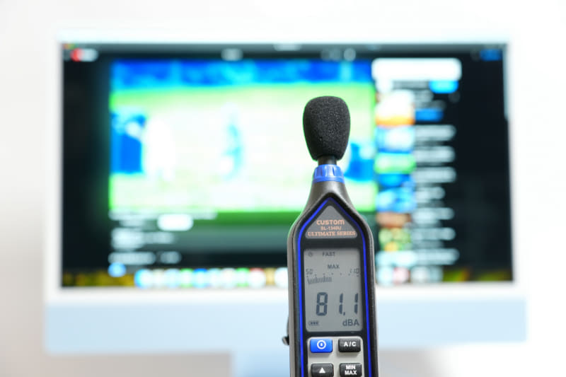 YouTubeで公開されている「前前前世(movie ver.) RADWIMPS MV」を最大ボリュームで再生した際の音圧レベルは最大81.1dB(50cmの距離で測定)