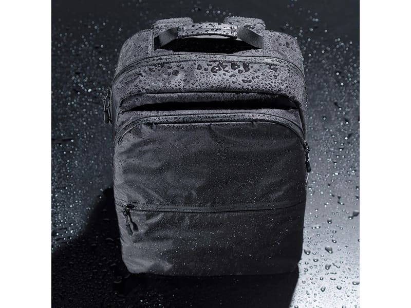 止水ファスナーを備え、撥水加工を施した