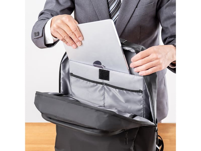 15.6型の大型ノートも入る