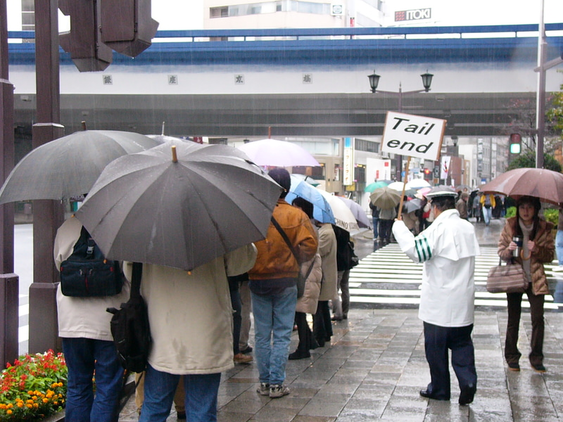 開店直前には京橋駅まで人が並んだ。写真は午前9時時点のもの。列の最後尾は銀座1丁目駅の先の高速道路の高架を越えた