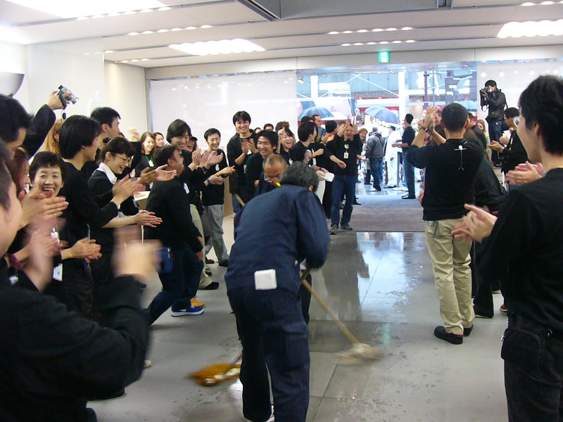 終日雨が降っていたため、モップで滑らないように水をふき取る。このときもストアチームの手拍子で盛り上がりながら作業が進められた