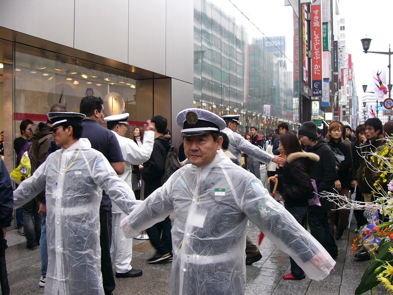 入店時には、警備員が道を閉鎖して混乱しないようにしていた