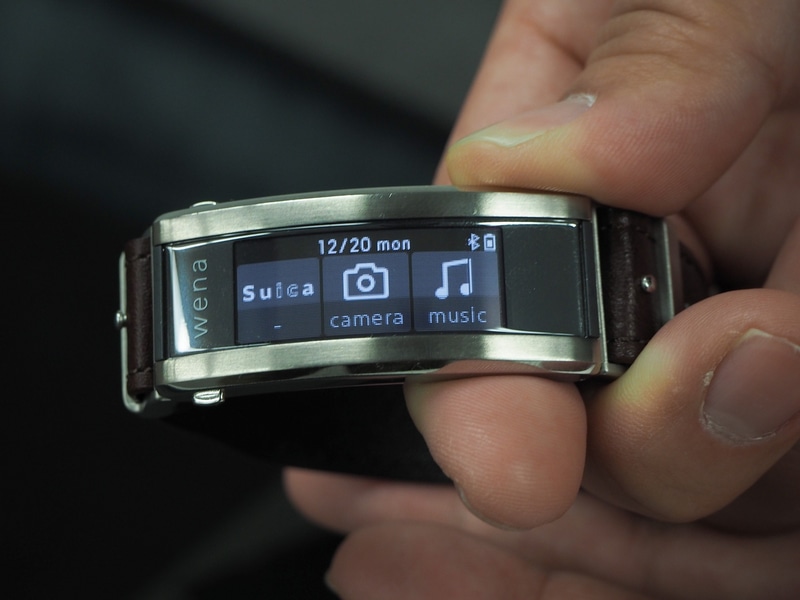 ベルト部分をスマートウォッチ化する「wena」はタッチ決済できるスマートウォッチの定番だったが、生産終了やアプリの終了などによって今後の入手や利用は難しくなる