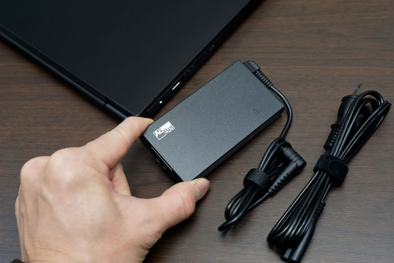 付属ACアダプタもなかなかコンパクト