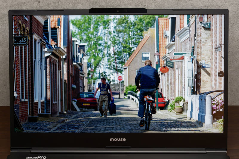 ディスプレイは14型フルHDで、アスペクト比16:9