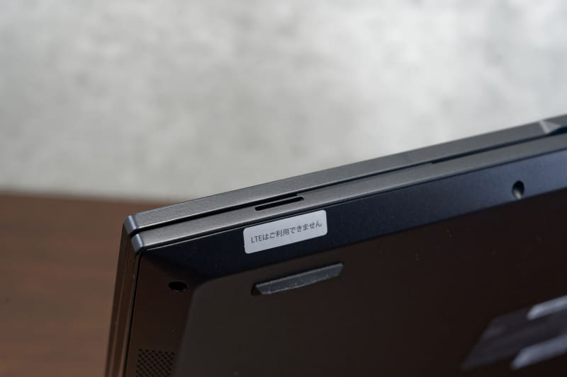 手前側底面付近にSIMカードスロットが用意されている