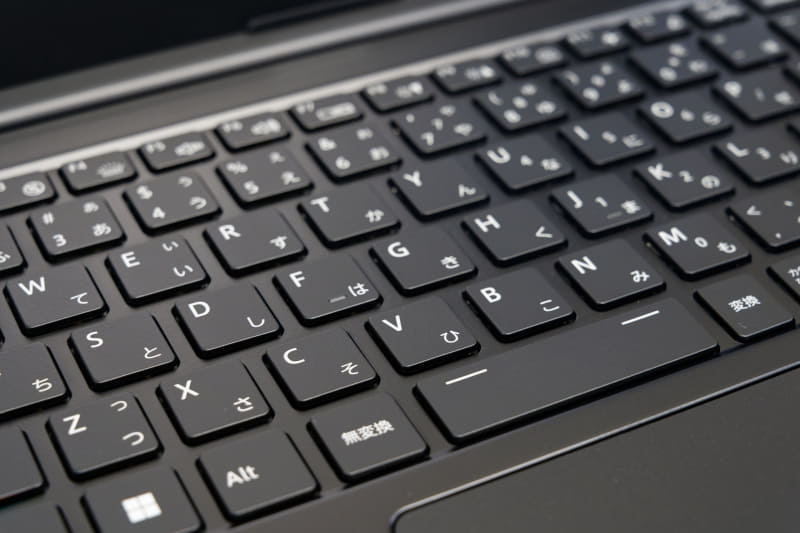 キーピッチ約19.1mm、ストローク約1.2mm。うっすらパチパチ音は聞こえるが、静音性は高い