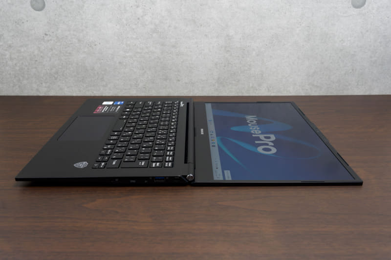 ディスプレイは180度まで開く