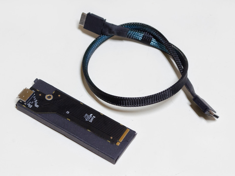本体に内蔵するM.2/OCuLinkアダプタとケーブル(50cm)