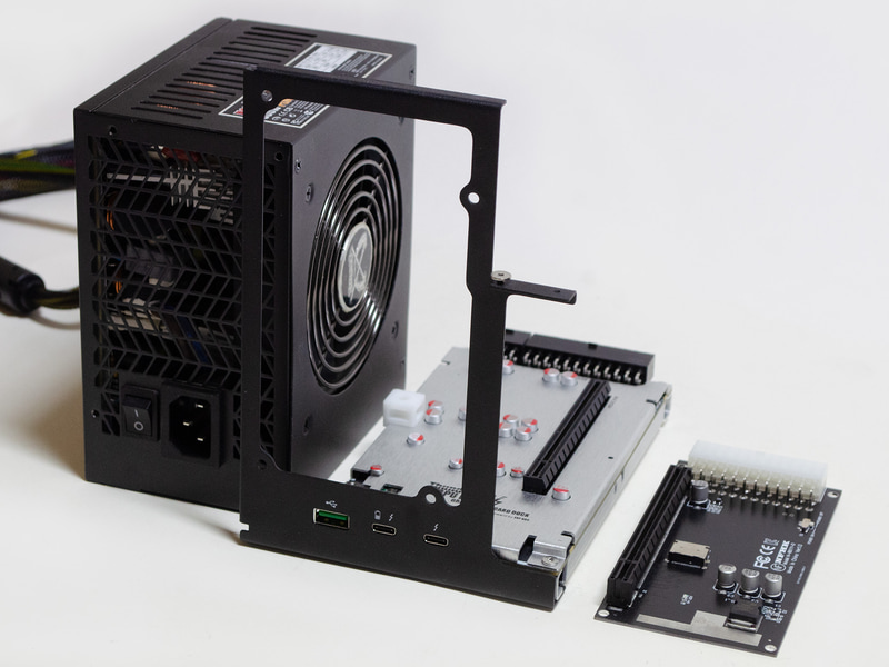 できれば純正で、このeGPUキットのように、電源が装着できる一体化パネルと、少し重みがあり安定するアダプタベース付きのOCuLinkアダプタが欲しいところだ