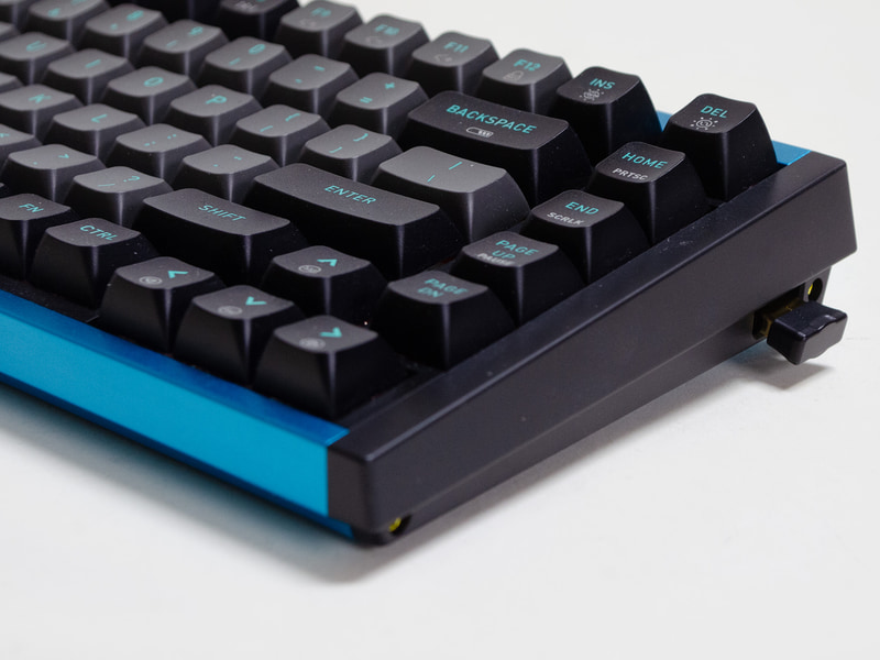 USB 2.4GHz無線収納場所(右側面)。磁石で吸着する