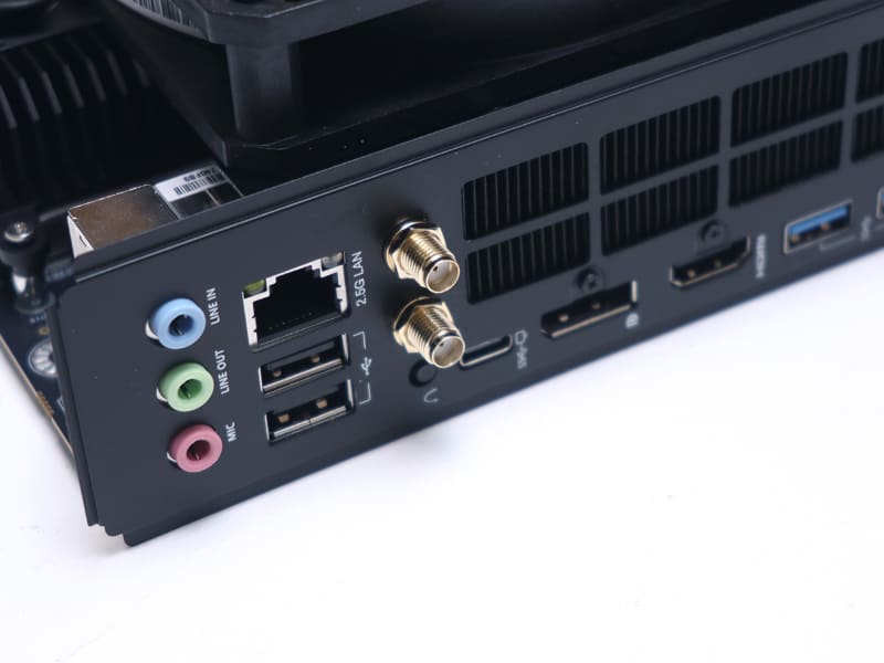 I/Oシールド取付時にいったん無線LANアンテナコネクタのボルトとワッシャーを外して再度取り付ける必要がある