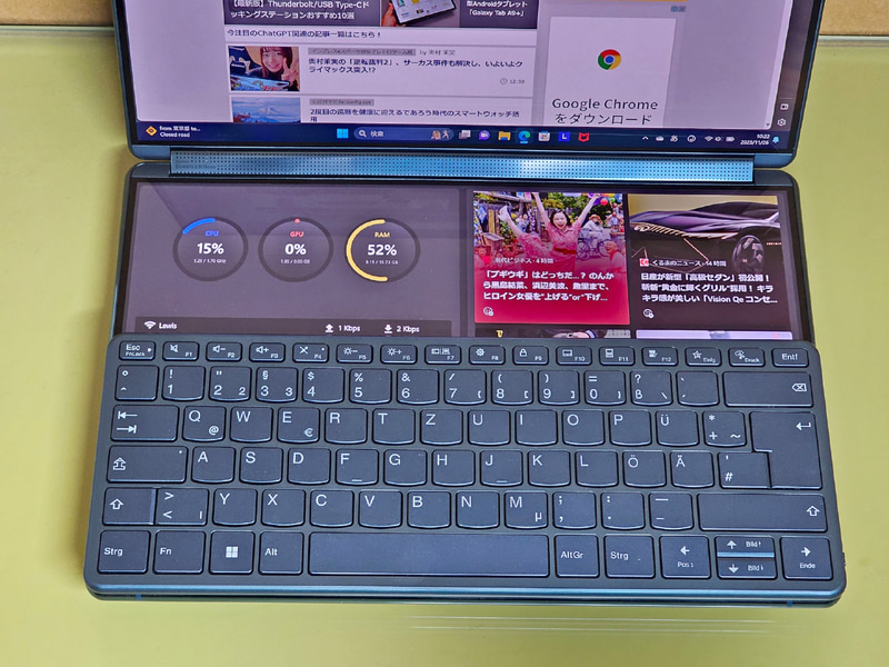 物理キーボードを手前に置くと奥側にはウィジットが表示される