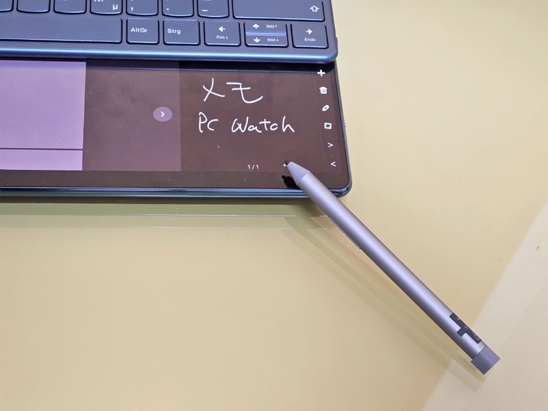 タッチパッド左はメモパッドとしても利用でき、付属のペンでメモを取れる