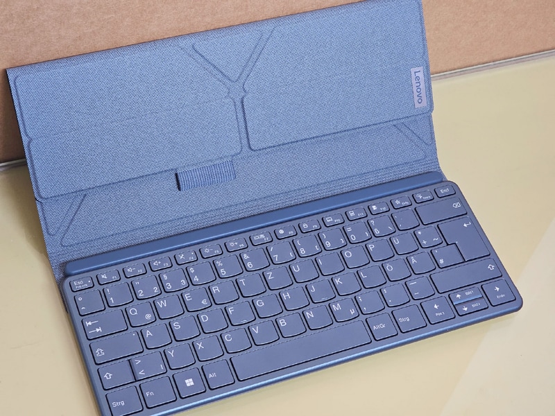 キーボードケースがスタンドに変形する