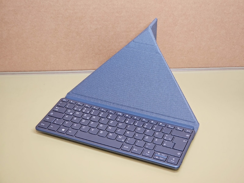 キーボードケースがスタンドに変形する