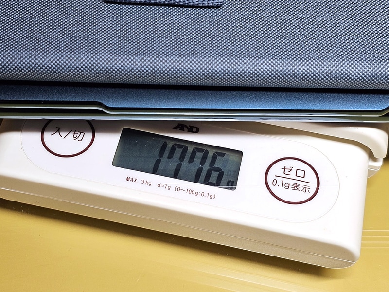本体+キーボード+フォリオケースで1.776kgという重量