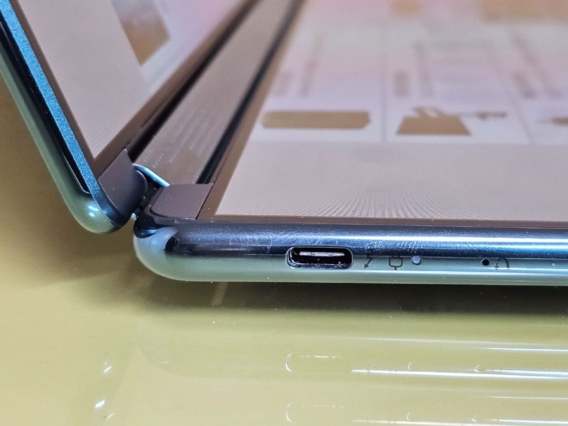 本体の左側面にはUSB Type-C(Thunderbolt 4対応)が1つ