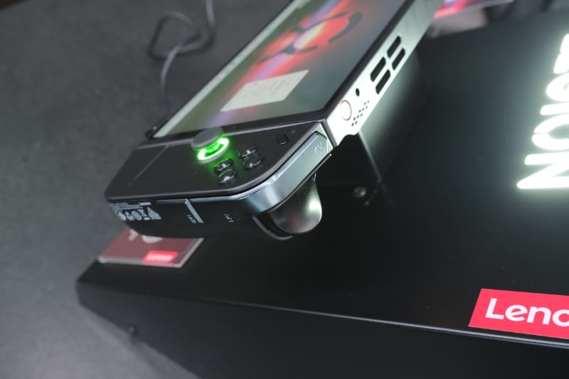 上部にはトリガーなども備える