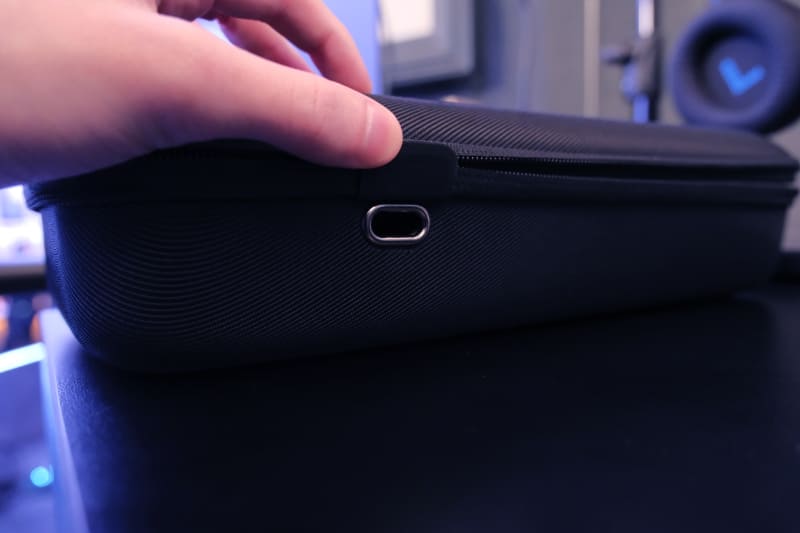 ケースに入れたまま充電できるよう口が設けられている