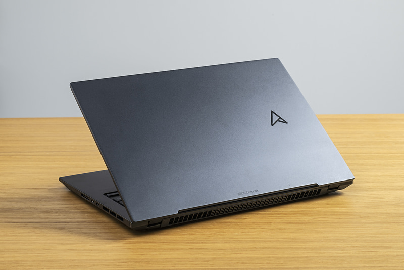 高性能ながら最薄部で18.54mmの薄型ボディ