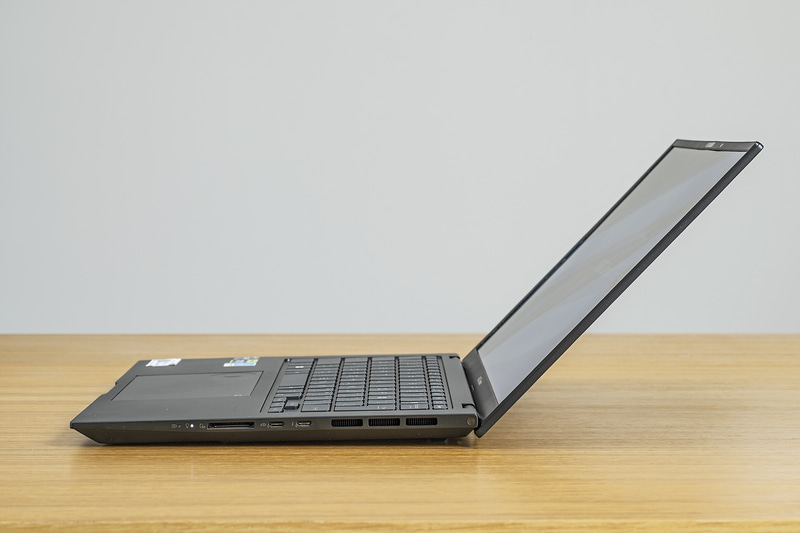 OLEDの採用でディスプレイも薄い