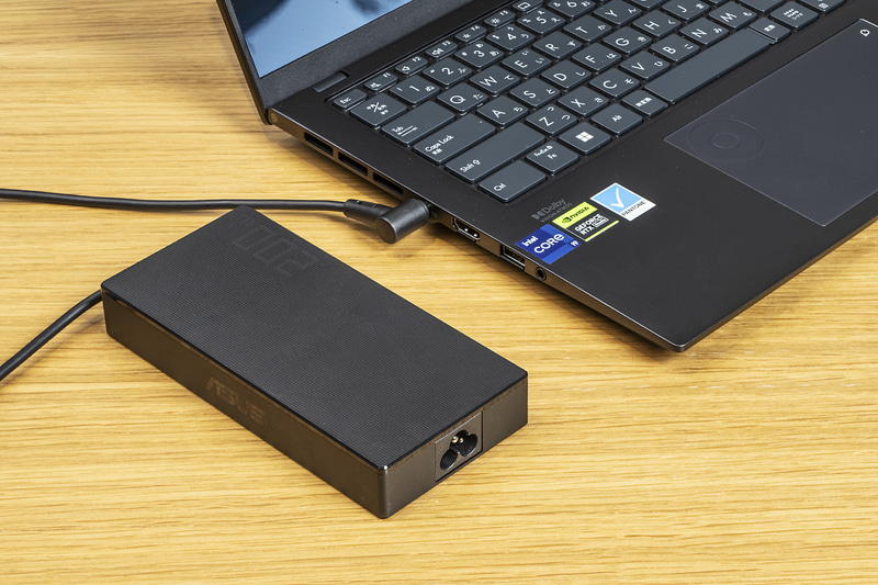 ACアダプタは200W出力でサイズは大きめ