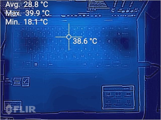 サーモグラフィーによる表示。表面は温度が高めのキーボード中心近くでも38.6℃と本体は全然熱くなっていないのが分かる