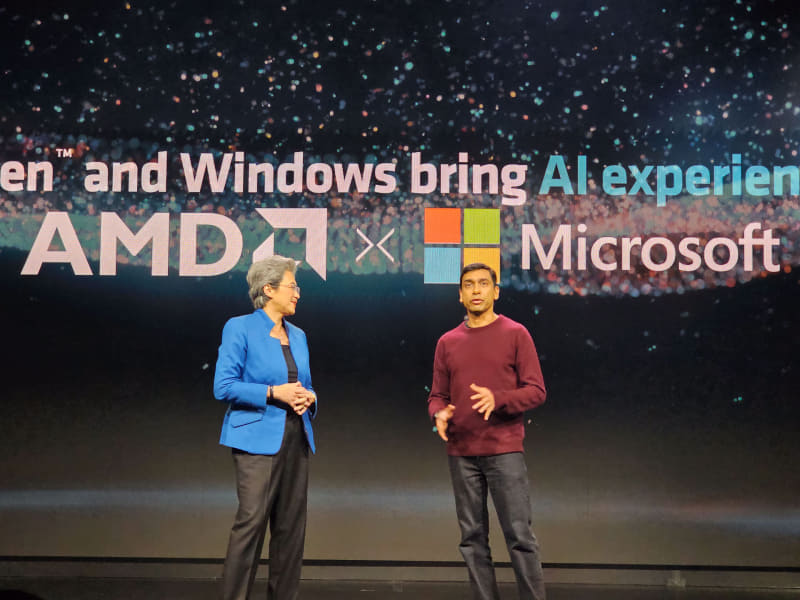 スー氏とMicrosoft 執行役員 Windows・デバイス担当 パバン・ダビュユリ氏