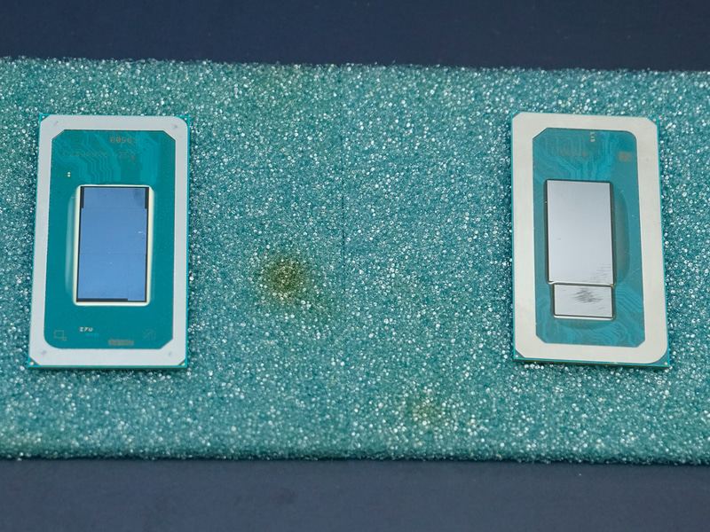 左がインテルCore Ultraプロセッサー、右がインテルCoreプロセッサー(第13世代)