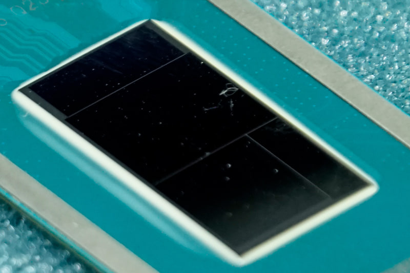 実際のダイにうっすらタイル間の切れ目があるのが分かる