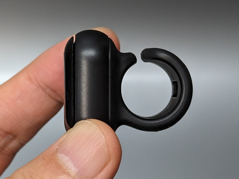 指を通すことから保持のために握力を必要としないのが最大の利点