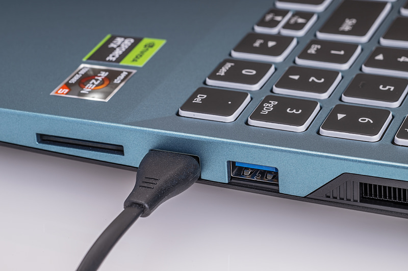 USB機器がType-A接続の場合は、右側面のType-Aポートを使用している