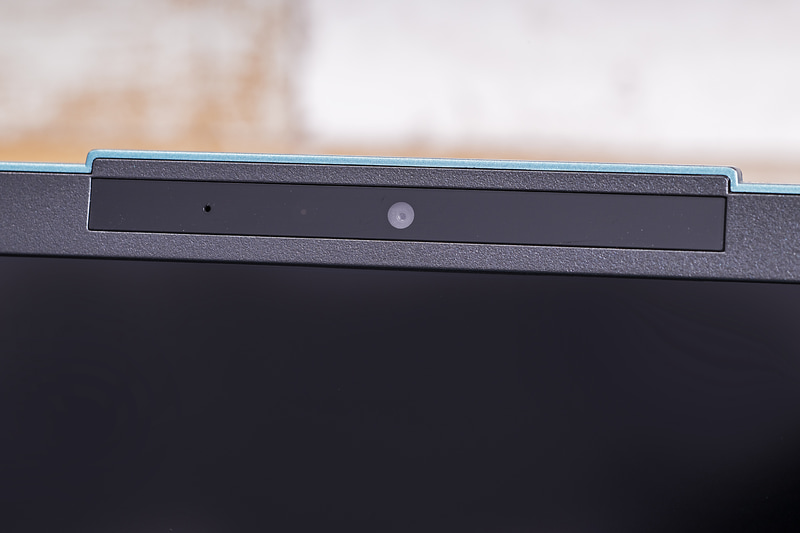 ディスプレイの上部には100万画素のWebカメラとマイクを内蔵