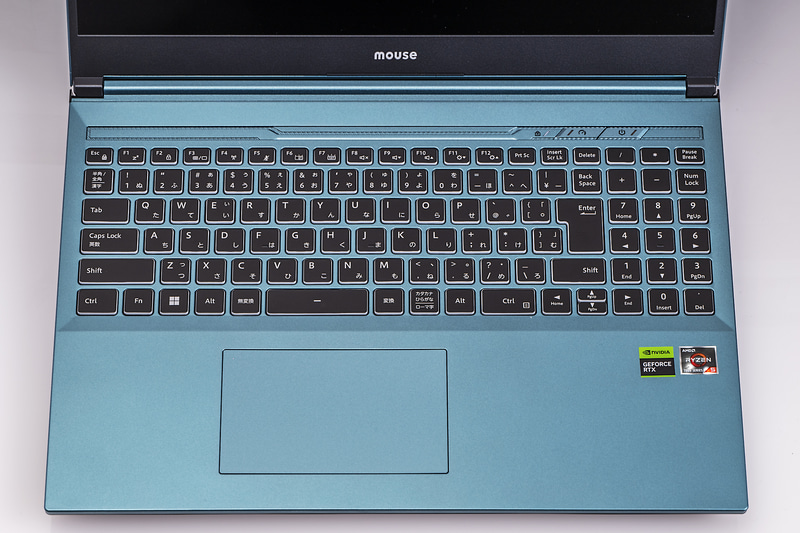 キーボードはテンキー付き。 キーピッチ約18.82mm、キーストローク約1.4mmだ