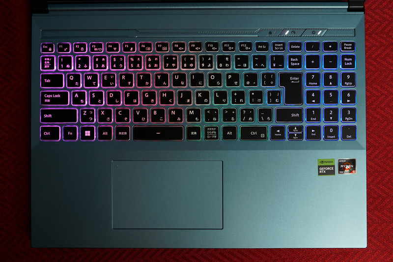 4ゾーンに分かれたRGB LEDも内蔵している