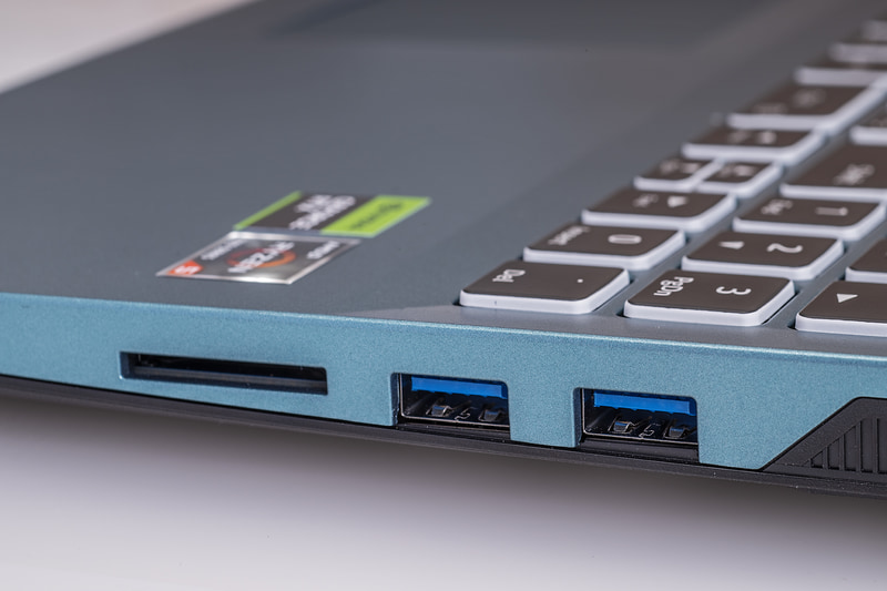 USB 3.2 Gen1(5Gbps)×2、SDカードスロットを搭載