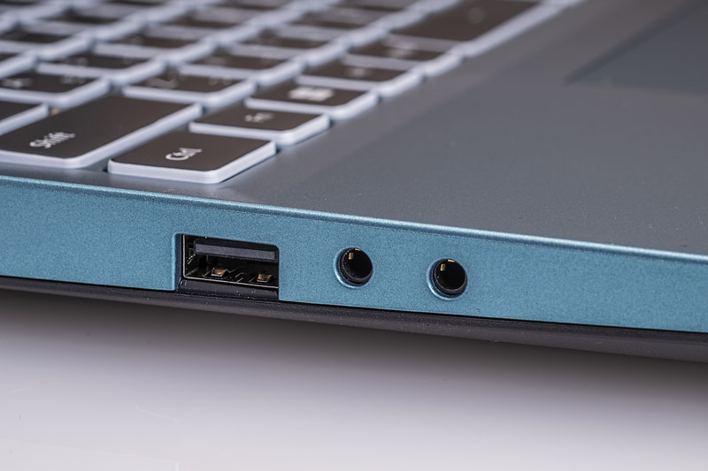 USB 2.0、マイク入力、ヘッドセット端子を用意