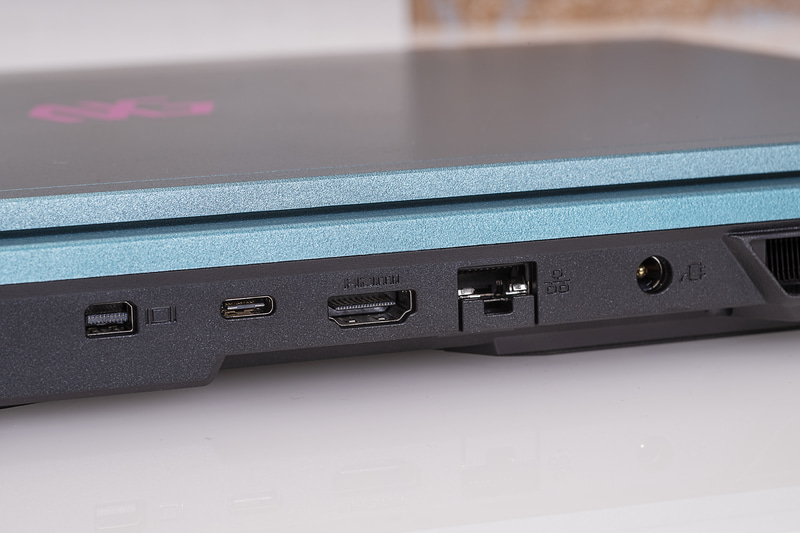 Mini DisplayPort出力、USB 3.2 Gen2 Type-C(10Gbps)、HDMI出力、有線LAN(ギガビットイーサ)が備わってる