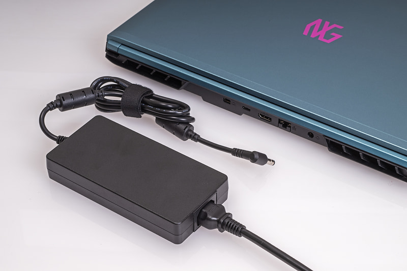 ACアダプタは230Wと大出力なのでサイズは大きめ