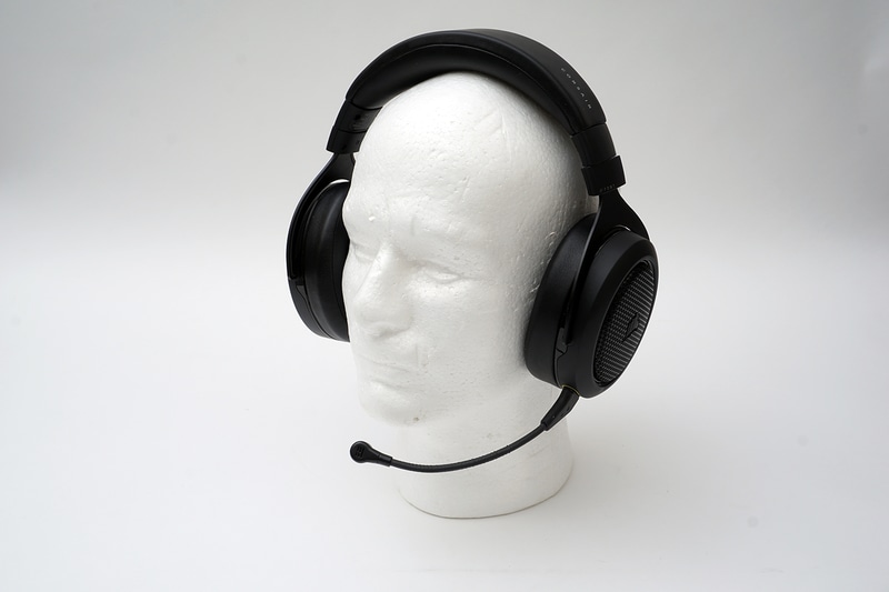 Corsairのゲーミングヘッドセット「HS70 Bluetooth」。Bluetoothと有線接続の両方に対応し、同時に音声を聞けるのが便利