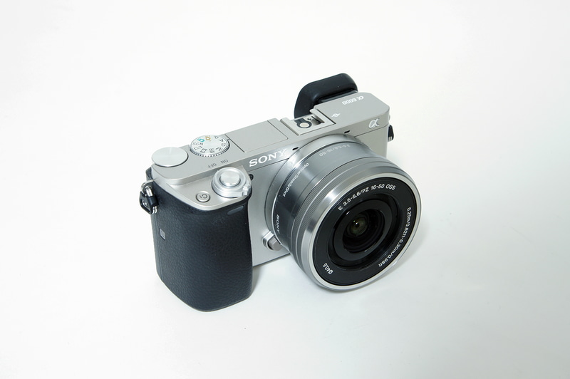 ソニーのミラーレス一眼カメラの「α6000」。筆者が普段撮影で利用しているものだ
