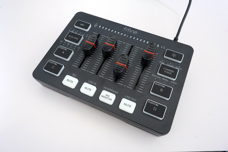 FIFINEのオーディオミキサー「AmpliGame SC3」。ホワイトモデルもある