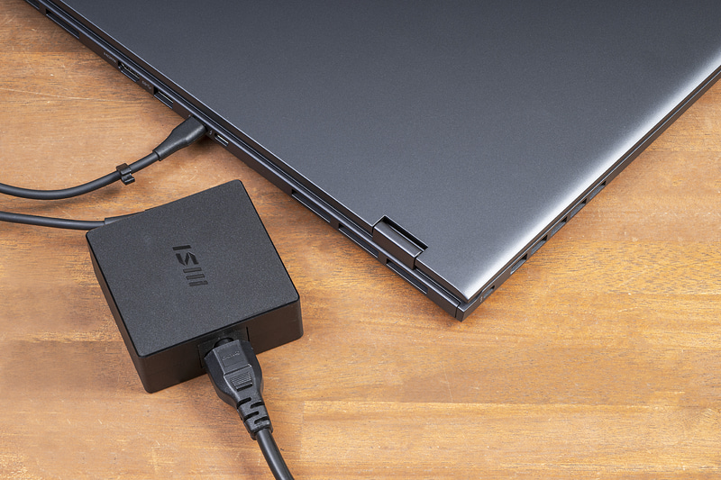 ACアダプタは100Wで比較的コンパクト。Thunderbolt 4端子に接続して使用する