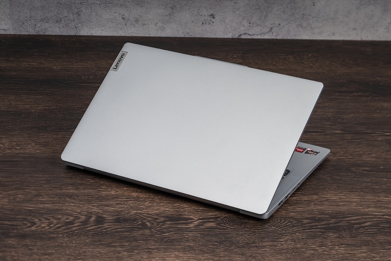 鈍く光る「クラウドグレー」単色のスタイリッシュな筐体。Lenovoのロゴ部分以外は目立つ装飾もなく、どんなシーンでも利用しやすい