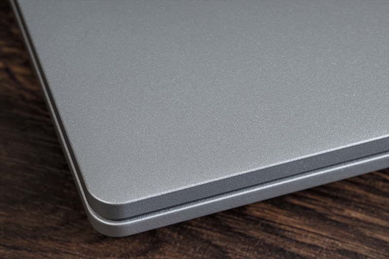 薄型設計でありながら、米国国防総省の調達品試験規格の1つ「MIL-STD 810H」に準拠。耐衝撃や耐衝突性も高い