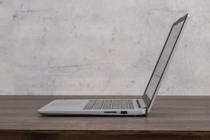 右側面にはUSB 3.2 Gen 1ポート、SDXCカードスロットを配置