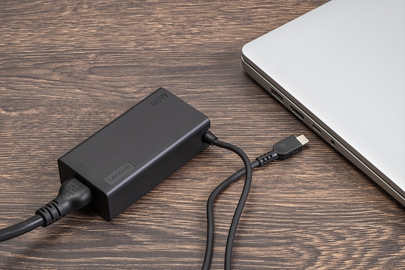 ACアダプタはType-Cポートに接続して使用。急速充電にも対応する