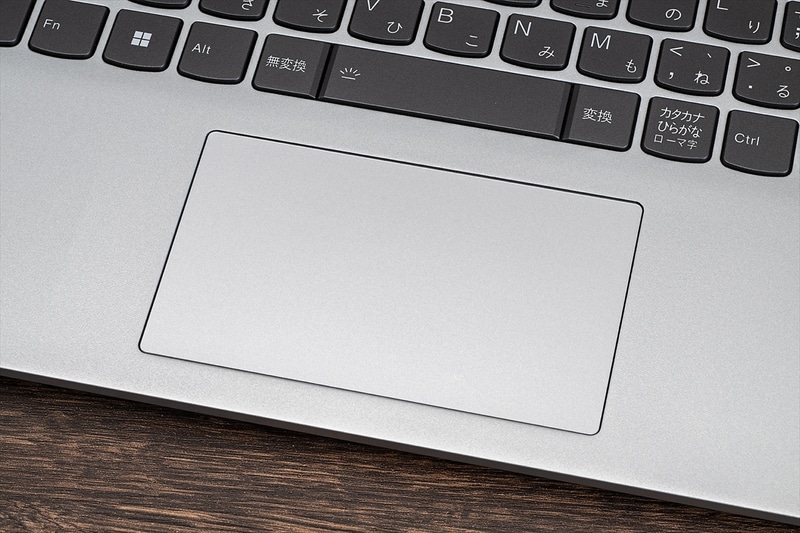 タッチパッドは独立したボタンがないタイプ